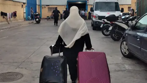 Una mujer marroqu&ntilde;i con su equipaje llega a las naves del tarajal