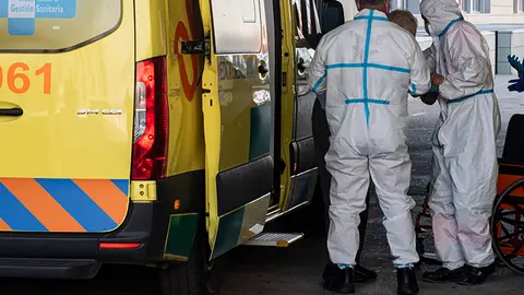 Una ambulancia en el &aacute;rea de Urgencias del Hospital