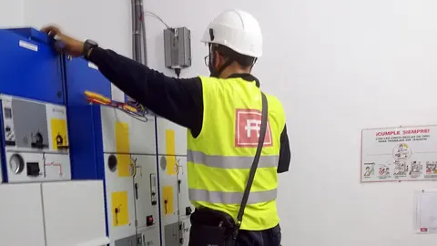 Un operario de la empresa de alumbrado