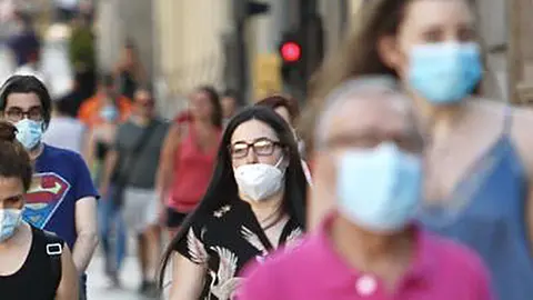 Gente con mascarilla. Imagen de recurso