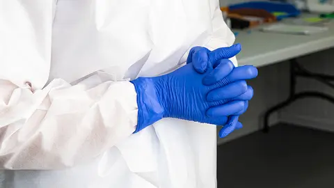 Enfermera epi guantes covid