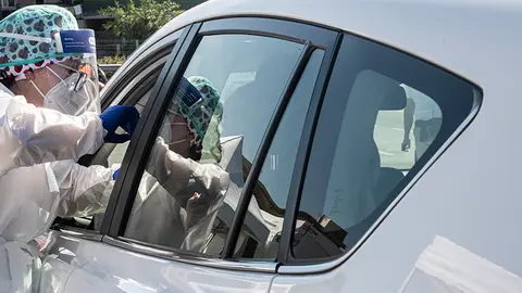 Toma de muestras de test de ant&iacute;genmos en la explanada de Loma Colmenar