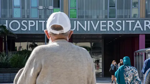 Una persona, frente al Hospital Universitario