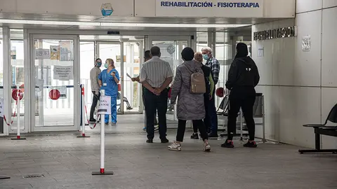 Centro de Salud pacientes rehabilitaci&oacute;n fisioterapia