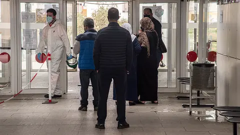 Pacientes esperan cola en el Centro de Salud Otero