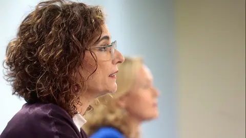 Mar&iacute;a Jes&uacute;s Montero, junto a Nadia Calvi&ntilde;o
