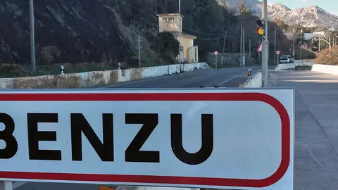 Entrada a la barriada de Benz&uacute;