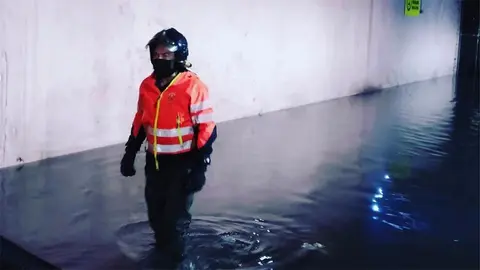 Bombero en el Mercado Central inundado por el temporal Filomena