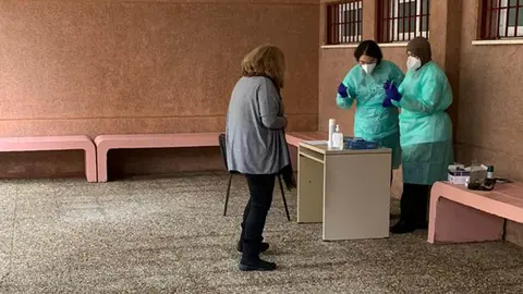 Realizaci&oacute;n de test de ant&iacute;genos de la Covid-19 en un IES