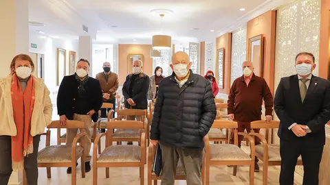 Representantes de la Consejer&ntilde;ia de Sanidad y m&eacute;dicos jubilados voluntarios, en su primer reuni&oacute;n
