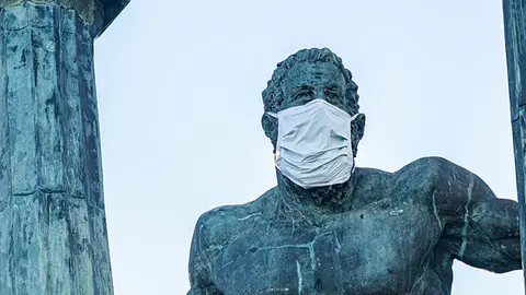Estatua de H&eacute;rcules con mascarilla