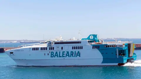 Un barco de la compa&ntilde;&iacute;a Balearia.