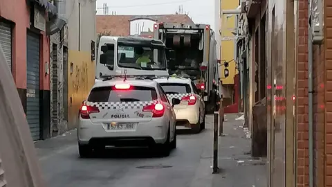POlic&iacute;a Local escolta al cami&oacute;n de recogida de basura de Trace en el Pr&iacute;ncipe