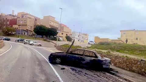 Veh&iacute;culo quemado en el Pr&iacute;ncipe
