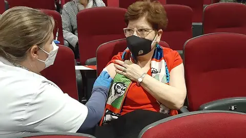 La delegada Salvadora Mateos recibe la vacuna contra la Covid
