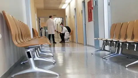 Dos m&eacute;dicos, en un pasillo del Hospital Universitario
