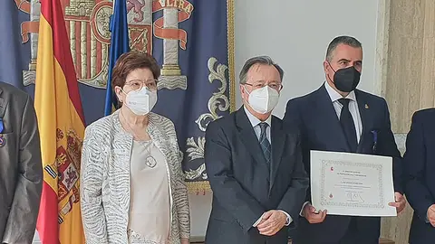 El director territorial del INGESA, Jes&uacute;s Lopera; el jefe del Servicio de Medicina Preventiva del Hospital Universitario, Juli&aacute;n Dom&iacute;nguez; y el jefe operativo de la Asociaci&oacute;n de Voluntarios de Protecci&oacute;n Civil, Jos&eacute; Antonio M&eacute;ndez