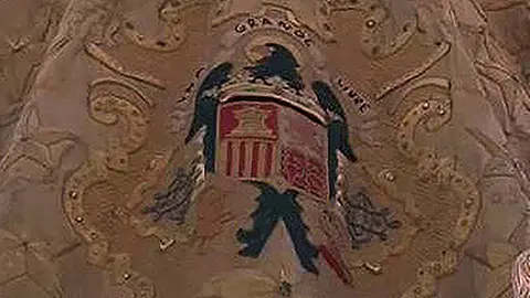 Escudo franquista en el manto de la Patrona de Ceuta pan