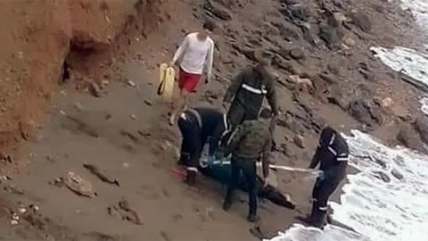 El cuerpo sin vida de uno d elos j&oacute;venes que este domingo intent&oacute; entrra a nado en Ceuta. Foto v&iacute;a Twitter @KARIMPRIM
