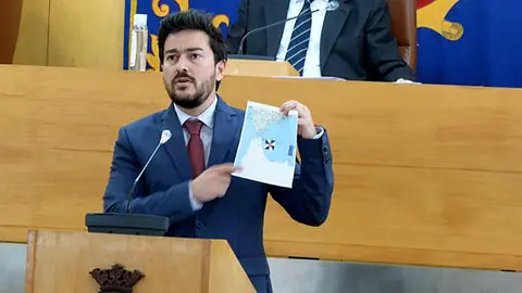 El diputado Youssef Mebroud durante su intervenci&oacute;n en el Pleno
