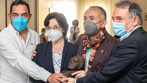 Pepe &Aacute;lvarez posa con los familiares en la entrega del premio 'La Latera'-1