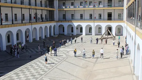 Patio central del campus universitario