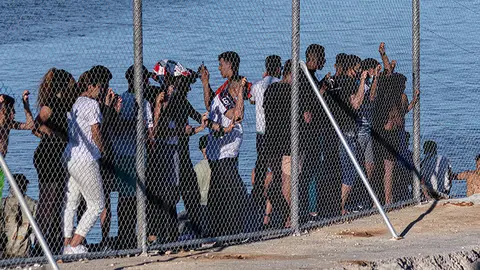 Un Guardia Civil, impotente ante la entrada de miles de marroqu&iacute;es a nado ppor la frontera del Tarajal-1