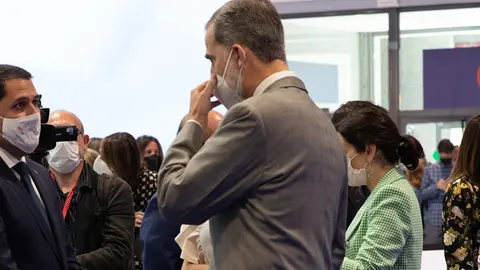 Alejandro Ram&iacute;rez saluda a SM el Rey en la inauguraci&oacute;n de FITUR