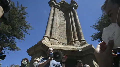 Abascal en el monumento de los Caidos de la Guerra de &Aacute;frica