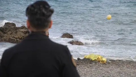 El cad&aacute;ver de un inmigrante en la playa del Tarajal / Archivo