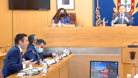 Verdejo y Vivas poco antes de la suspensi&oacute;n de la sesi&oacute;n plenaria