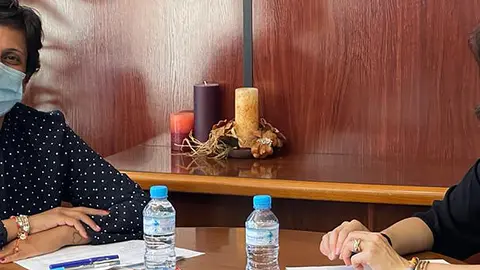 La consejera de Hacienda, Econom&iacute;a y Funci&oacute;n P&uacute;blica, Kissy Chandiramani, con su hom&oacute;loga melillense, Dunia Almansouri