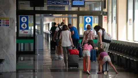 Varios pasajeros, a su paso por las instalaciones del Puerto de Ceuta
