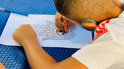 Ni&ntilde;o deberes estudiante dibujo clase educaci&oacute;n