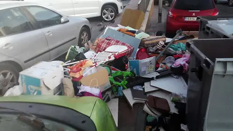 Basura esparcida fuera de los contenedores sin control ni civismo