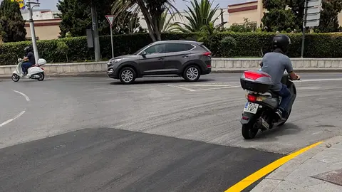 Moto motociclista rotonda tr&aacute;fico asfalto