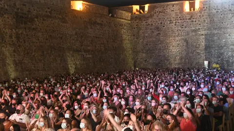 P&uacute;blico en las Murallas Reales