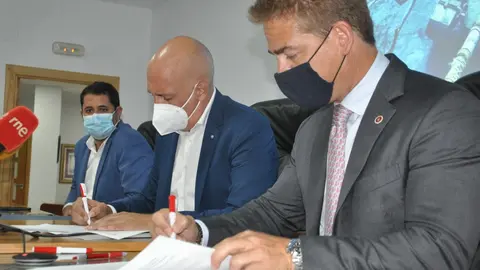 Alejandro Ram&iacute;rez y Karim Bulaix, durante la firma de un convenio de colaboraci&oacute;n