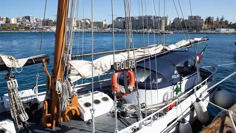Un velero, atracado en las instalaciones del Real Club N&aacute;utico CAS