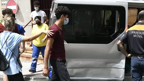 Un grupo de conco menores marroquies salen de los juzgados tras solicutar el habeas corpus