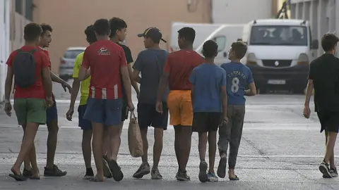 Grupo de menores solos en la zona portuaria
