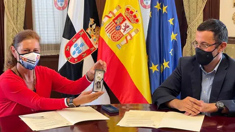 Firma de la cesi&oacute;n demanial de los Rosales