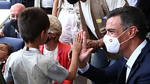 Pool Moncloa:Fernando Calvo. El presidente del Gobierno, Pedro S&aacute;nchez, saluda los refugiados afganos durante su visita al Centro de Acogida de Espa&ntilde;a.