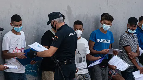 Marroqu&iacute;es con cita en la oficina de asilo
