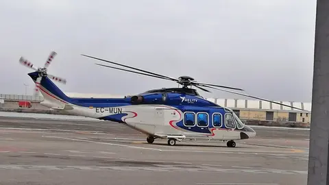 Un helic&oacute;ptero de H&eacute;lity, posado en la pista del helipuerto