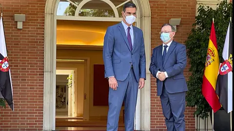 Pedro S&aacute;nchez recibe a Juan Vivas en La Moncloa