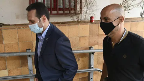 Juan Sergio Redondo y y. Francisco Jos&eacute; Ruiz, presidente y diputado de Vox Ceuta respectivamente, entran en los Juzgados