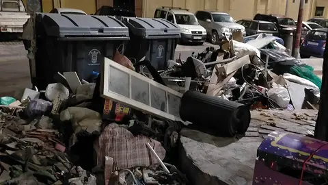 Basura esparcida junto a contenedores