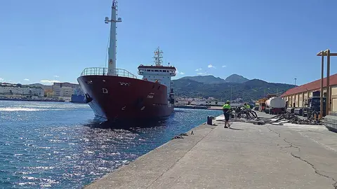 Barco atracando en el muelle de poniente