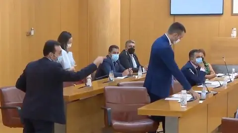 El presidente de Vox, Juan Sergio Redondo, y el portavoz, Carlos Verdejo, abandonan la sesi&oacute;n plenaria